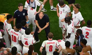Pelatih kepala Timnas Inggris, Thomas Tuchel, memberikan instruksi kepada para pemainnya saat pertandingan Grup L Piala Dunia antara Inggris dan Kroasia di Arlington, Texas, dekat Dallas, Kamis 18 Juni 2026. (AP Photo/Jessica Tobias)