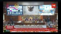 Wakil Ketua Banggar&nbsp;Muhidin M Said ambruk usai bersalaman dengan Ketua DPR RI Puan Maharani. Insiden terjadi usai Muhidin membacakan laporan pada rapat paripurna DPR RI. (Foto: Istimewa/tangkapan layar rapat paripurna DPR yang disiarkan secara daring)