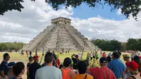 Sejumlah turis mengunjungi Piramida Kukulcan di situs arkeologi Maya Chichen Itza di Negara Bagian Yucatan, Meksiko (13/2). Chichen Itza adalah suatu Situs Peradaban Maya di Meksiko pada abad 800 SM. (AFP Photo/Daniel Slim)