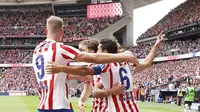 Penyerang Atletico Madrid, Julian Alvarez (kanan) merayakan gol ketiga timnya dari titik penalti bersama rekan satu timnya dalam pertandingan Liga Spanyol melawan Real Madrid di Stadion Metropolitano, Madrid, Sabtu (27/9/2025). (Oscar DEL POZO / AFP)