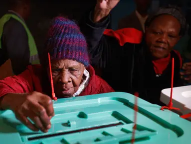 Lydia Gathoni Kiingati (102) memasukkan kertas suara usai menggunakan hak pilihnya di sebuah TPS Gatundu, utara Nairobi, Selasa (8/8). Masyarakat Kenya melaksanakan pesta demokrasi dengan memberikan suara pada pemilihan presiden. (AP Photo/Ben Curtis)