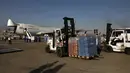 Forklift membawa kotak pasokan bantuan untuk dimuat ke pesawat menuju Beirut, Lebanon, di Bandara Mehrabad di Teheran, Rabu (5/8/2020). Iran mulai mengirimkan makanan, obat-obatan, dan peralatan medis ke Lebanon pascaledakan dahsyat yang mengguncang pelabuhan di Beirut. (AP Photo/Vahid Salemi)