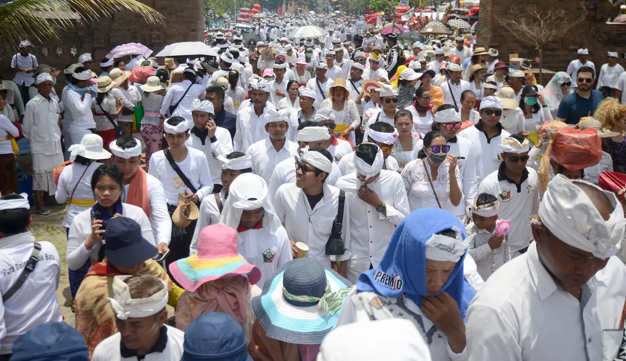 Ribuan umat Hindu mengikuti ritual Melasti di Pantai Petitenget, Denpasar, Bali, Senin (4/3). Ritual ini dilakukan sebagai instrospeksi dan mensucikan diri jelang tawur kesanga dan catur berata penyepian. (SONNY TUMBELAKA/AFP)