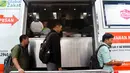 Sejumlah masyarakat mengantre untuk mengambil makanan di Food Truck di halaman masjid Istiqlal Jakarta, Rabu (24/5). Acara in imerupakan perkenalan Food Truck For Humanity. (Liputan6.com/Hardi)