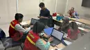 Petugas Bareskrim Polri memeriksa bendahara PT Tirtamarta Wisesa Abadi, Jakarta, Selasa (23/6/2015). Penggeledahan ini terkait kasus dugaan korupsi pengadaan printer dan scanner untuk SMAN dan SMKN di Jakarta. (Liputan6.com/Johan Tallo) 
