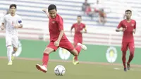 Gelandang Timnas Indonesia U-22, Evan Dimas, berusaha melepaskan tendangan saat melawan Myanmar U-22 di di Stadion Rizal Memorial, Manila, Sabtu (7/12). Indonesia menang 4-2 atas Myanmar. (M Iqbal Ichsan)