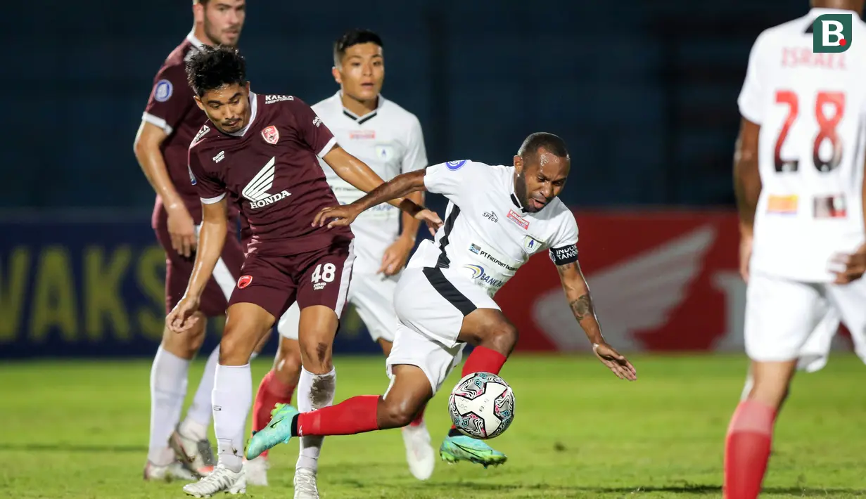 Gol balasan Persipura akhirnya lahir di menit ke-34. Feri Pahabol berhasil mencetak gol cantik yang mengarah ke sudut kanan gawang PSM. (Bola.com/Bagaskara Lazuardi)