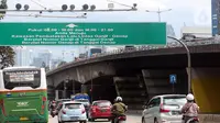 Kendaraan melintas di bawah kamera electronic traffic law enforcement (ETLE) di Jalan S Parman, Slipi, Jakarta, Senin (20/2/2023). Polda Metro Jaya akan memberlakukan 70 kamera ETLE statis di beberapa ruas jalan di Jakarta di tahun ini. (Liputan6.com/Johan Tallo)