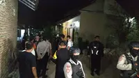 Tim Densus 88 dan Puslabfor Mabes Polri kembali melakukan penggeledahan dan penyisiran di rumah terduga teroris Cirebon. Foto (Liputa6.com / Panji Prayitno)
