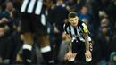 Reaksi kecewa pemain Newcastle, Kieran Trippier setalah melakukan blunder yang berakibat kebobolan pada laga lanjutan Liga Inggris 2023/2024 melawan Everton di Goodison Park, Liverpool, Inggris, Jumat (08/12/2023) dini hari WIB. (AFP/Peter Powell)