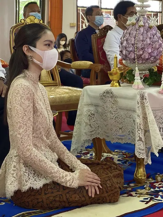 Nong Poy kerap mengikuti acara adat, ia selalu mengenakan atasan brokat dipadukan kain batik cokelat. Credit: @poydtreechada.