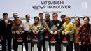 CEO Mitsubishi Motors Osamu Masuko (kiri) pose bersama Menteri Perindustrian Airlangga Hartarto, Menteri Perhubungan Budi Karya Sumadi, dan Menteri Kehutanan dan Lingkungan Hidup Siti Nurbaya di Jakarta, Senin (26/2). (Liputan.com/JohanTallo)