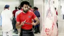 Mohammad Ibraheem, seorang tukang daging Mesir yang mirip dengan pemain Liverpool Mohamed Salah mengasah pisau saat bekerja di sebuah rumah jagal hewan di hari ketiga Idul Adha di Kota Kuwait (13/8/2019). (AFP Photo/Yasser Al-Zayyat)