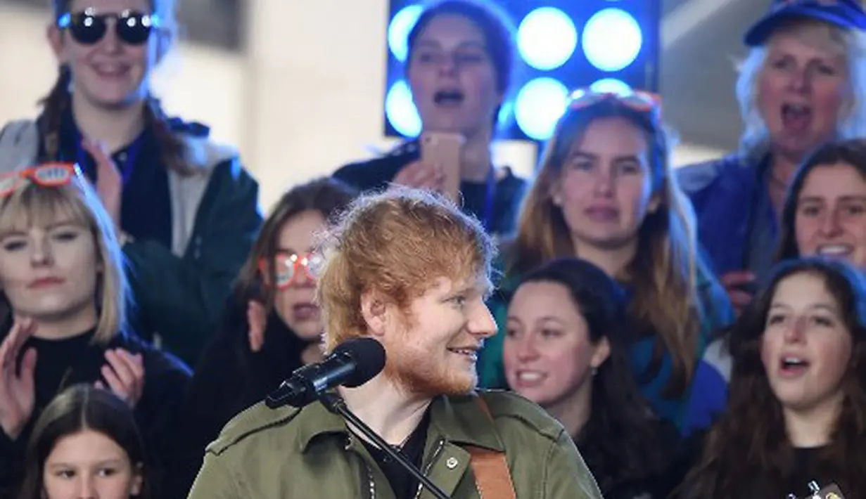 Melansir Cosmopolitan beberapa waktu lalu, seorang sahabat Ed bernama Russell Crowe menceritakan aktivitasnya melakukan tur bersama Ed. Ia pun juga menyebut Ed selalu bersama tunangannya, Cherry. (AFP/Bintang.com)