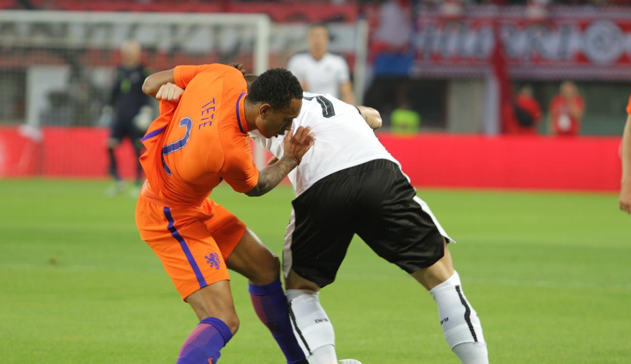 Bek Belanda keturunan Indonesia, Kenny Tete, mencoba merebut bola dari kaki winger Timnas Austria, Marco Arnautovic. (Bola.com/Reza Khomaini)