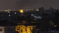 Asap mengepul selama serangan udara Israel di al-Bureij, jalur Gaza tengah (21/4/2022). Jet Israel menyerang Gaza dini hari 21 April, beberapa jam setelah gerilyawan di daerah kantong Palestina menembakkan roket ke negara Yahudi itu. (AFP/SAID KHATIB)