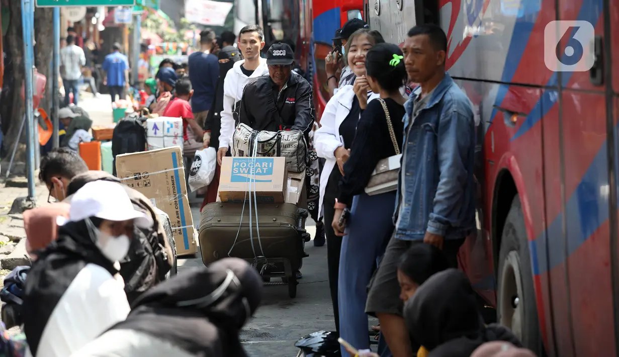 Mereka memilih mudik lebih dulu agar tidak terjebak macet. (Liputan6.com/Johan Tallo)