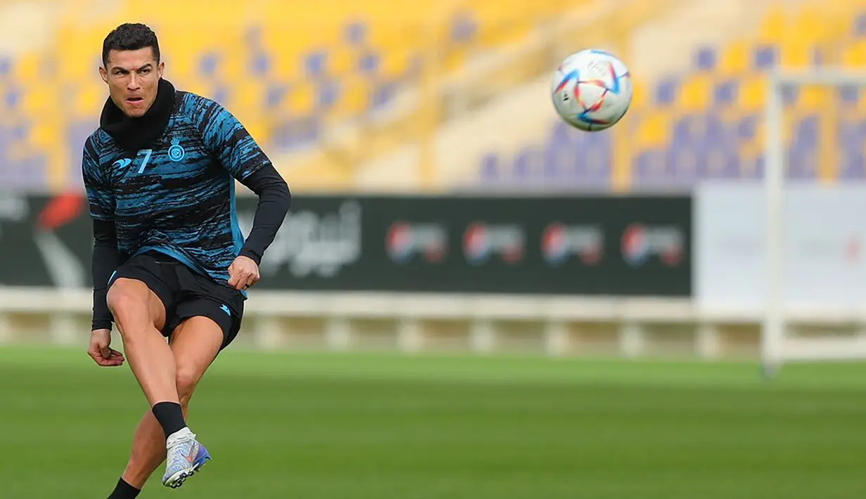 Kini setelah hukuman selesai dijalani, Cristiano Ronadlo dipastikan akan menjalani debut di Arab Saudi, Jumat (20/1/2023) dini hari WIB dalam sebuah laga persahabatan, namun bukan mewakili Al Nassr FC, melainkan Riyadh All Star yang berisikan para pemain terbaik dari dua klub di Riyadh, Al Hilal dan Al Nassr FC. Lawan yang dihadapi adalah PSG yang sejak musim lalu diperkuat Lionel Messi. (twitter.com/AlNassrFC)
