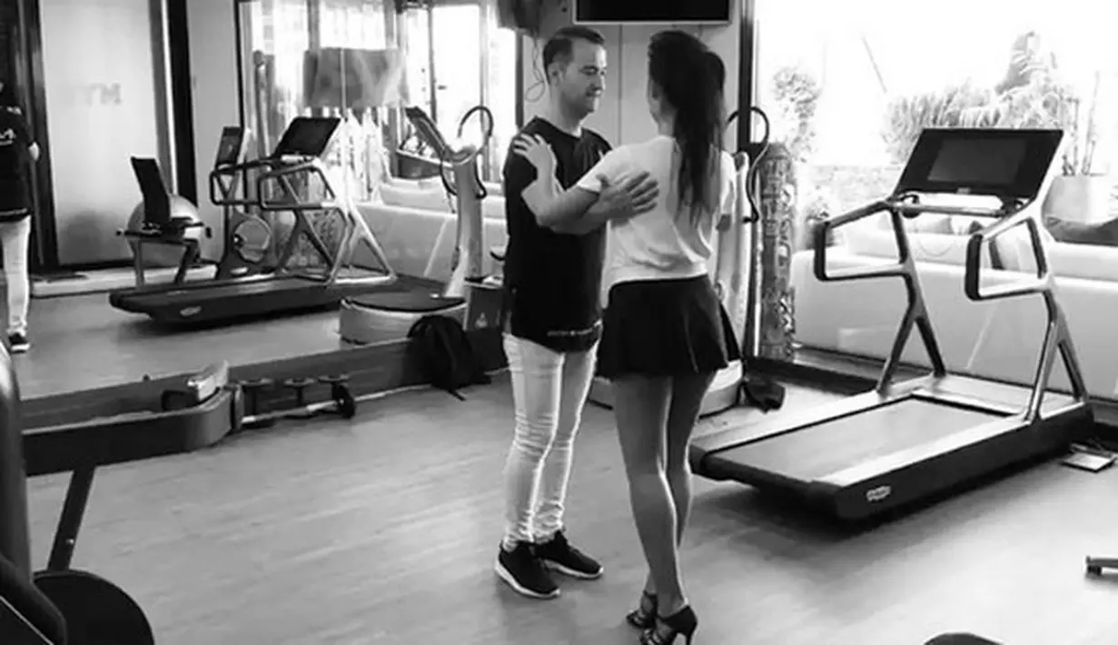 Unggahan kekasih Cristiano Ronaldo itu pun dikomentari oleh sang guru yang menuliskan rasa senang serta berkomentar mengenai jenis kelamin anak yang dikandung Georgina saat ini. (Instagram/georginagio)