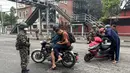 Militer Nepal mengambil alih kendali keamanan Kathmandu setelah aksi protes besar-besaran yang berujung pada kericuhan dan pembakaran sejumlah bangunan pemerintahan, termasuk gedung parlemen, kediaman pribadi Perdana Menteri Nepal Khadga Prasad Sharma Oli, serta kantor presiden. (Paavan MATHEMA/AFP)