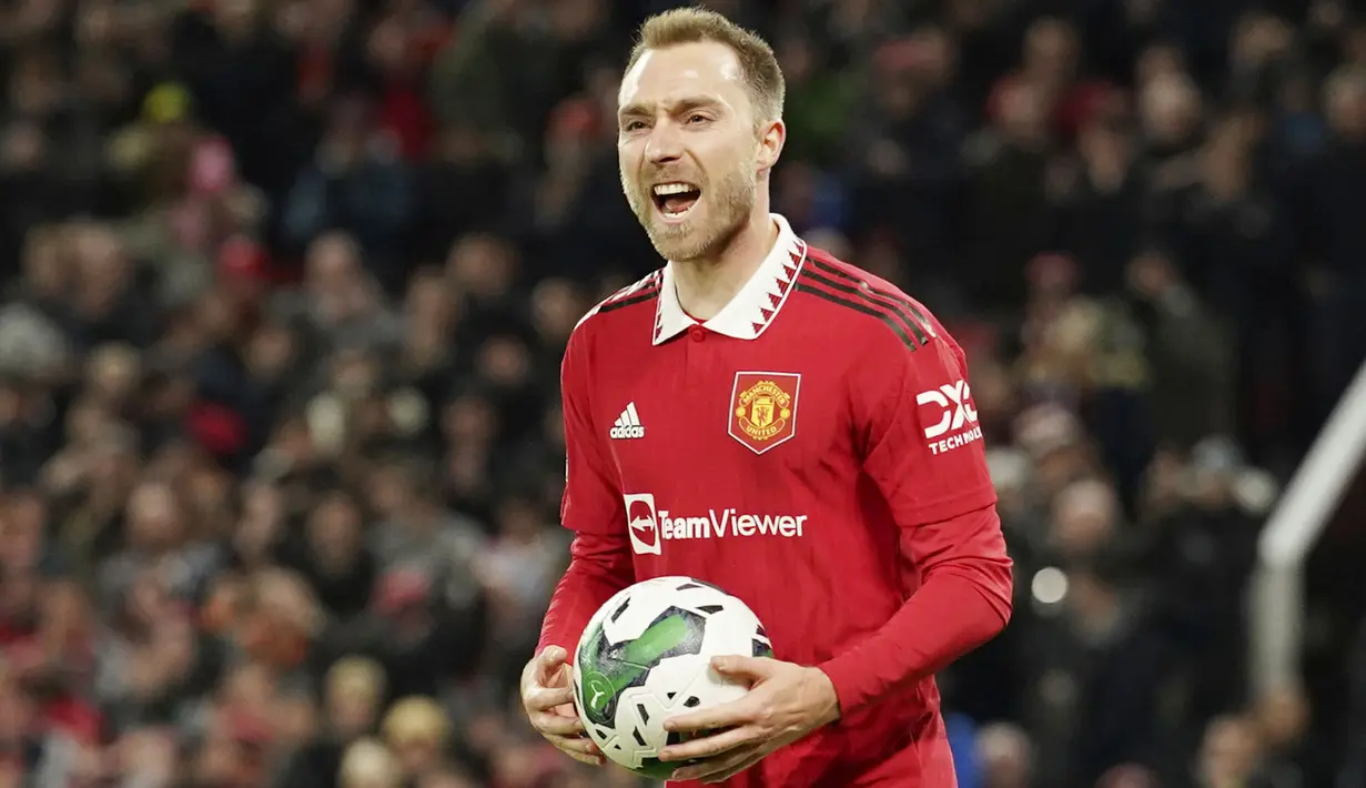 Christian Eriksen memutuskan melanjutkan kariernya bersama Manchester United setelah berpisah dengan Brentford. Pemain asal Denmark itu diikat kontrak oleh Setan Merah selama 3 tahun hingga 2025 dan menggunakan nomor punggung 14 di Old Trafford. (AP Photo/Dave Thompson)