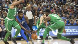 Pebasket Orlando Magic, Shelvin Mack, berusaha melewati pebasket Boston Celtics, Jaylen Brown, pada laga NBA di Amway Center, Orlando, Minggu (5/11/2017). Magic kalah 88-104 dari Celtics. (AP/Willie J Allen Jr)