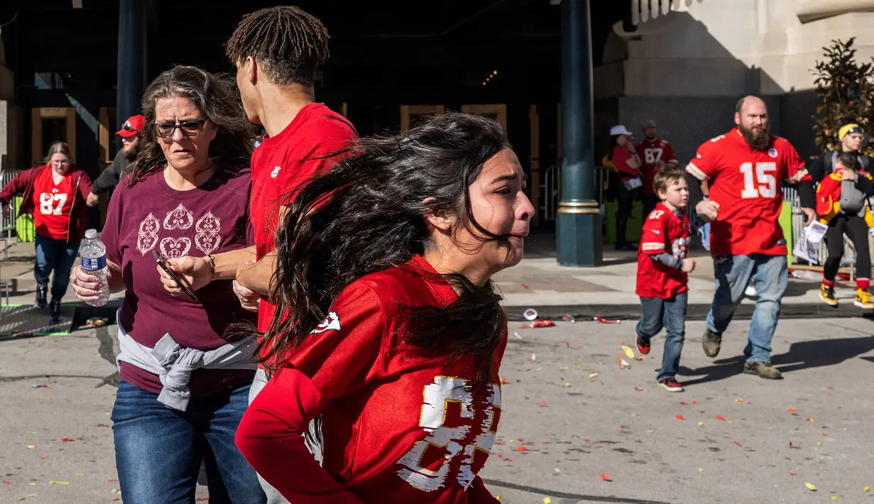 <p>Ekspresi panik sejumlah warga saat tragedi penembakan di parade kemenangan Kansas City Chiefs setelah memenangkan Super Bowl LVIII di Kansas City, Missouri, Amerika Serikat, Rabu (14/02/2024) waktu setempat. Sebanyak 21 orang terluka dan satu orang meninggal dunia akibat teror tersebut. (AFP/Andrew Caballero-Reynolds)</p>