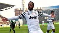 Striker Juventus, Gonzalo Higuain, saat merayakan gol ke gawang Sassuolo, pada pertandingan lanjutan Serie A, di Stadio Città del Tricolore, Minggu (29/1/2017). (AFP/Giuseppe Cacace). 