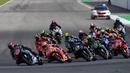 Pembalap Petronas Yamaha Fabio Quartararo (kiri) memimpin rombongan diikuti oleh pembalap Repsol Honda Marc Marquez di awal balapan MotoGP Thailand 2019 di Chang International Circuit, Buriram, Minggu (6/10/2019). Marquez meraih gelar juara dunia keenam di MotoGP. (Lillian SUWANRUMPHA/AFP)