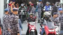 Sejumlah pemudik sepeda motor yang menggunakan KRI Banda Aceh-593 tiba di Dermaga Komando Lintas Laut Militer (Kolinlamil), Tanjung Priok, Jakarta, Senin (15/4/2024).  (Liputan6.com/Herman Zakharia)