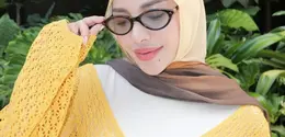 Aurel Hermansyah dengan Gaya Resort Berhijab saat Liburan di Bali. [@aurelie.hermansyah]