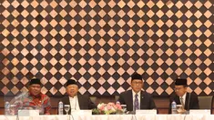 Menteri Agama Lukman Hakim Saifuddin (kedua kanan) memimpin sidang Isbat penetapan awal bulan Ramadhan 1437 Hijriah di Kantor Kemenag, Jakarta, (5/6). Menurut perhitungan hisab, 1 Ramadan 1437H jatuh pada 6 Juni 2016. (Liputan6.com/Immanuel Antonius)