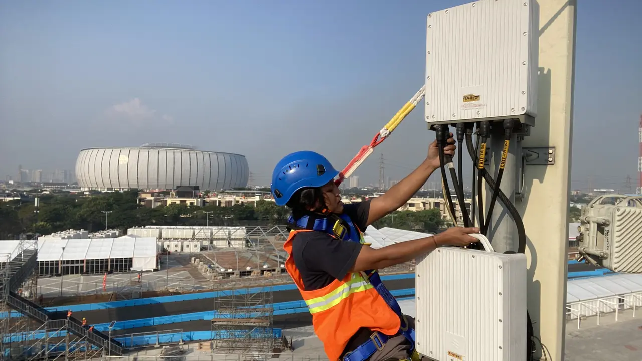 Teknisi XL Axiata mempersiapkan peningkatan kualitas jaringan XL Axiata di area sekitar Sirkuit Formula E Jakarta