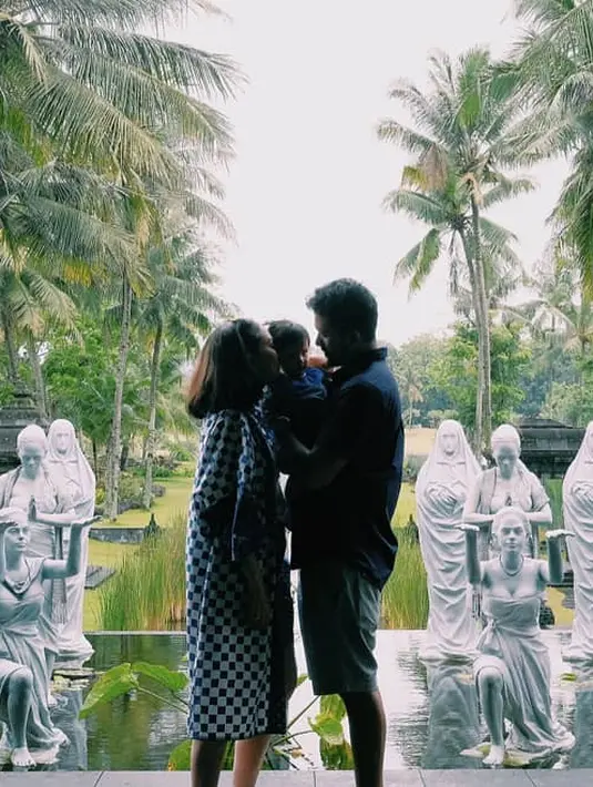 Ayah tampan yang satu ini memang sering banget menghabiskan waktu bersama putri sematawayangnya. Seperti  di foto ini Rio dan Atiqah juga terlihat sedang berada di sebuah tempat untuk berlibur. (Instagram/riodewanto)