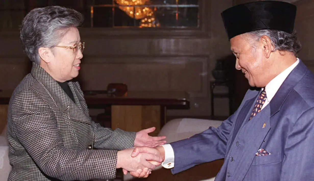 BJ Habibie yang menjabat sebagai Menteri Negara Riset dan Teknologi (Menristek) disambut oleh Menteri Perdagangan dan Kerjasama Ekonomi Luar Negeri China, Wu Yi di Beijing pada 27 Oktober 1997. (AP Photo / Xinhua)