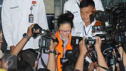 Damayanti Wisnu Putranti enggan memberikan komentar usai menjalani pemeriksaan KPK, Jakarta, Senin (18/1/2016). DWP diperiksa karena diduga menerima suap terkait proyek di Kementerian PUPR (Liputan6.com/Helmi Afandi)