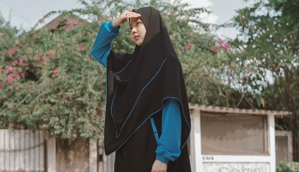 Kecantikan Lindswell saat mengenakan hijab begitu terpancar. Banyak warganet pula yang memuji kecantikan Lindswell setelah mengenakan hijab. (Liputan6.com/IG/@lindswell_k)
