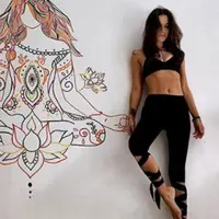 Di usianya yang sudah 47 tahun, Sophia Latjuba masih mempunyai bentuk tubuh yang seksi. Ia termasuk artis Indonesia yang punya perut seksi. (instagram.com/sophia_latjuba88)