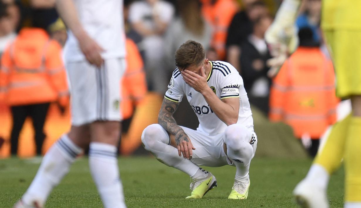 Reaksi kecewa bek Leeds United, Liam Cooper setelah timnya dikalahkan Tottenham Hotspur pada laga Liga Inggris 2022/2023 di Elland Road, Leeds (28/5/2023). Leeds United harus terdegradasi dari Premier League karena hanya menempati posisi ke-19 dari 20 kontestan pada akhir musim 2022/2023. Premier League sendiri memiliki regulasi untuk mendegradasi 3 tim terbawah tiap musimnya. Leeds United pernah menjuarai Liga Inggris (sebelum era Premier League) sebanyak 3 kali pada 1968/1969, 1972/1973 dan 1991/1992. (AFP/Oli Scarff)