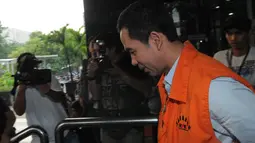 Usai menjalani pemeriksaan, adik Ratu Atut Chosiyah itu keluar dari gedung Komisi Pemberantasan Korupsi, Jakarta, Selasa (19/8/14). (Liputan6.com/Herman Zakharia)