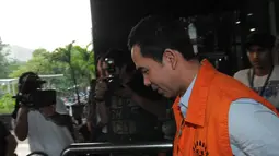 Usai menjalani pemeriksaan, adik Ratu Atut Chosiyah itu keluar dari gedung Komisi Pemberantasan Korupsi, Jakarta, Selasa (19/8/14). (Liputan6.com/Herman Zakharia)
