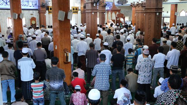 Salat Gho’ib masyarakat Kebumen untuk korban kerusuhan Mako Brimob. (Foto: Liputan6.com/Polres Kebumen/Muhamad Ridlo)