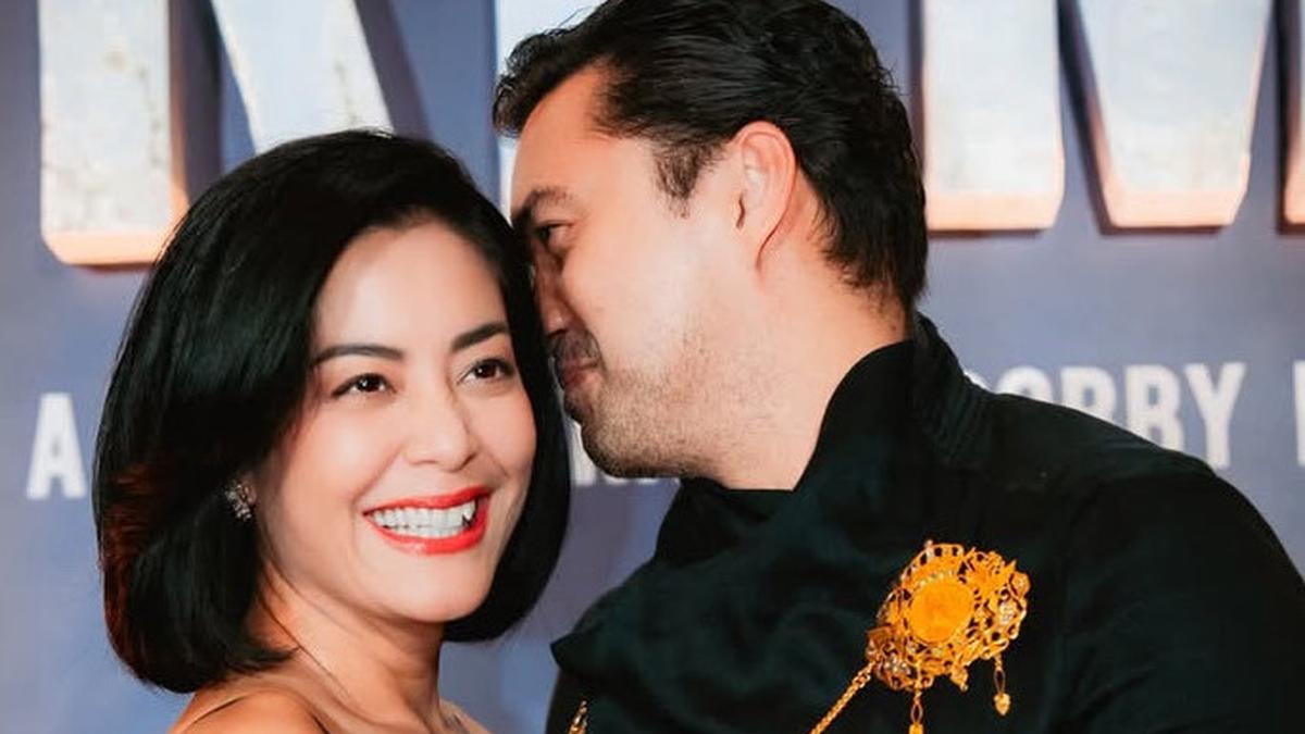 6 Gaya Lulu Tobing Dibalut Dress Hitam Buatan Anak Presiden saat Promosi Film Terbaru Bersama Anjasmara