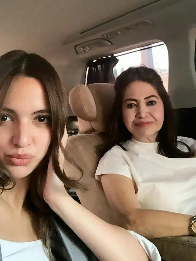 Hati Ibu Nia Ramadhani Hancur, Ini 6 Transformasi Kedekatan dari Kecil Hingga Kini