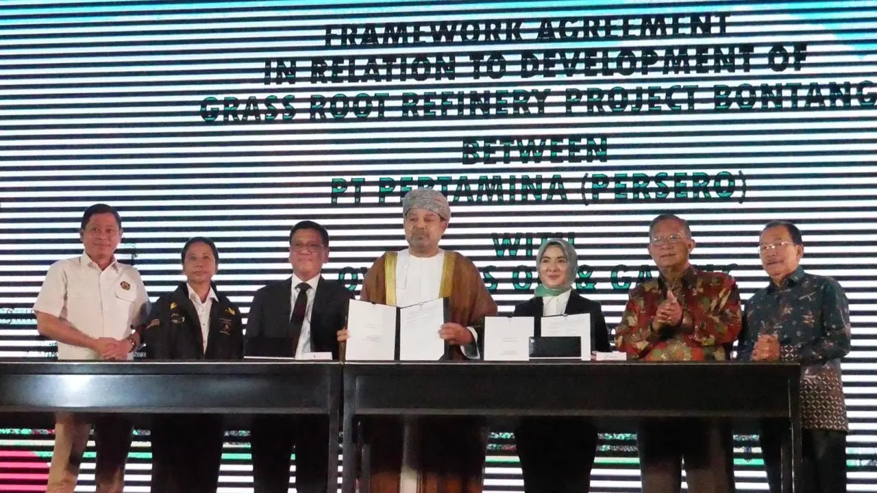 PT Pertamina melakukan penandatanganan kontrak pelaksanaan rancangan konstruksi Kilang Balikpapan dengan konsorsium pemenang. Dok Kementerian BUMN.