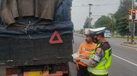 Tilang manual di Pemalang untuk melengkapi ETLE. (Foto: Liputan6.com/Polres Pemalang)