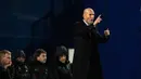 Pelatih Real Madrid, Zinedine Zidane memberikan instruksi kepada anak asuhnya saat melawan Leganes pada laga Copa Del Rey di Estadio Municipal Butarque, Leganes, (18/1/2018). Real Madrid menang 1-0. (AFP/Oscar Del Pozo)