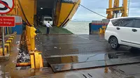 Cuaca Buruk dan Gelombang Tinggi di Pelabuhan Merak. (Sabtu, 09/03/2024). (Yandhi Deslatama/Liputan6.com).