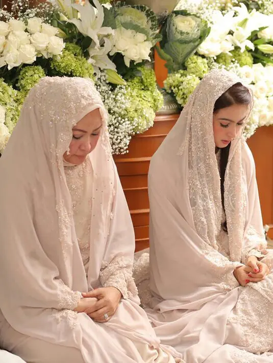 Suasana haru mewarnai acara pengajian yang diadakan pada Rabu (16/12/2015) tersebut. Kemudian acara ini dilanjutkan dengan ritual ‘pacar’ yang biasa dilakukan oleh masyarakat keturunan Arab. (Ruben Silitonga/Bintang.com)