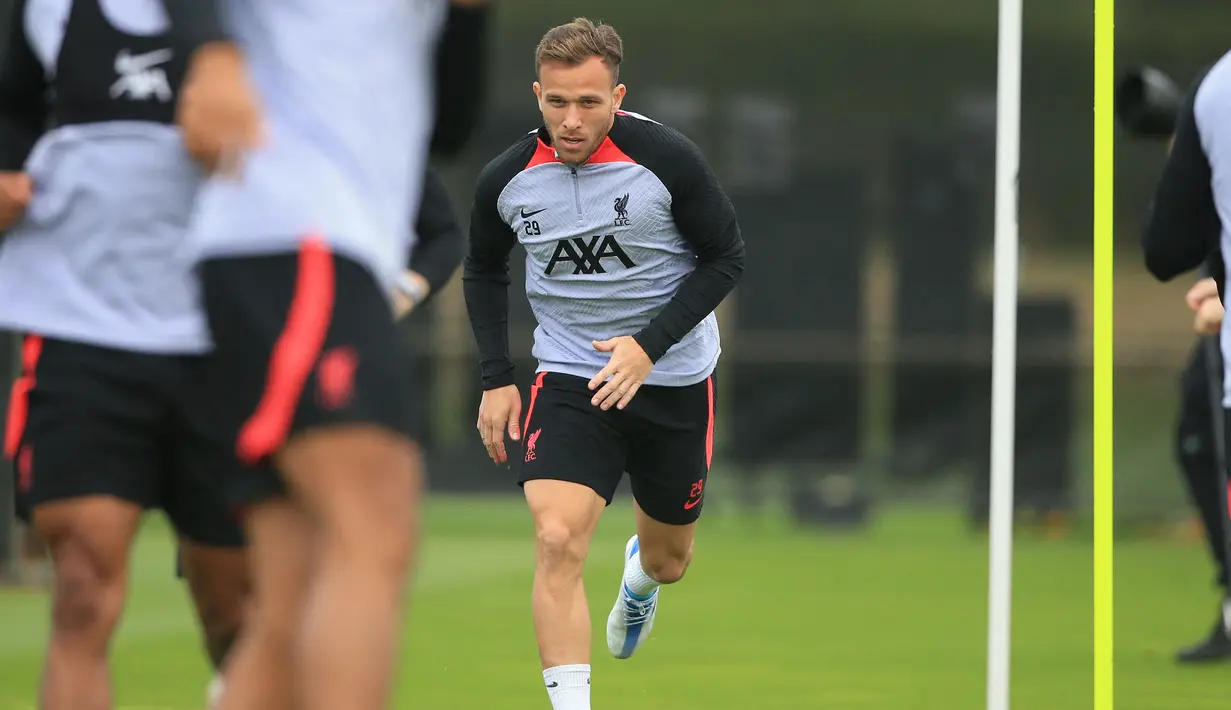 Gelandang bertahan Brasil yang kini berusia 28 tahun, Arthur Melo pernah didatangkan Liverpool dari klub Serie A, Juventus pada awal musim 2022/2023 dengan status pinjaman selama semusim. Bersama Liverpool ia hanya mencatatkan satu penampilan, yaitu di ajang Liga Champions 2022/2023. Hingga kini ia masih berstatus pemain Juventus dan baru saja kembali dari masa peminjaman bersama Fiorentina. (AFP/Lindsey Parnaby)